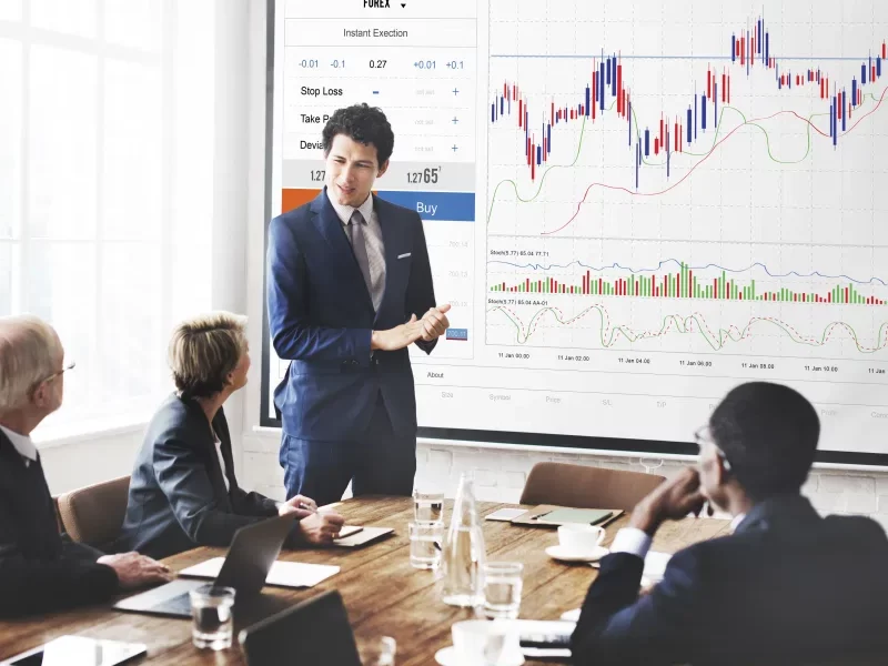 An expert presenting financial data, representing Greenfields' corporate services for Financial Institutions.