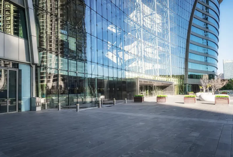 Modernes Bürogebäude, symbolisch für individuelle Vorratsgesellschaften und maßgeschneiderte Holdingstrukturen von Greenfields.