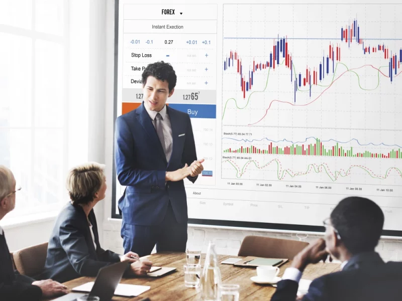 An expert presenting financial data, representing Greenfields' corporate services for Financial Institutions.