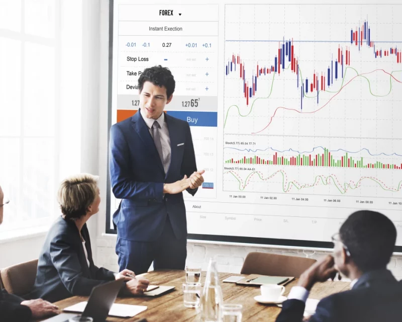 An expert presenting financial data, representing Greenfields' corporate services for Financial Institutions.